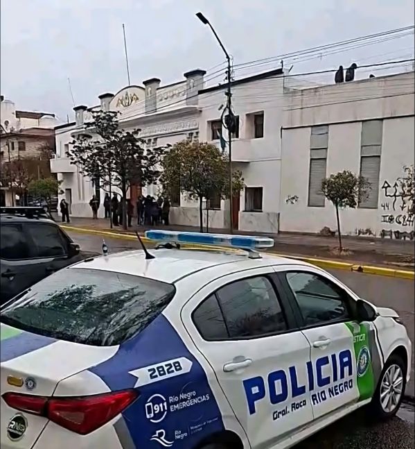 Allanaron la Municipalidad de Allen: investigan al intendente Román por presunto peculado y usurpación de funciones públicas