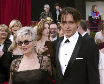 La peor semana de Johnny Depp: muere su madre y se divorcia