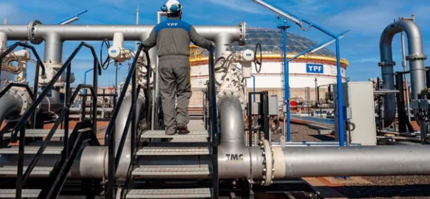 YPF anunció la compra de acciones a Total en dos áreas no convencionales de Vaca Muerta