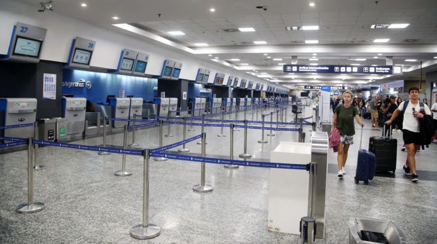Aerolíneas Argentinas denunció al gremio de controladores aéreos
