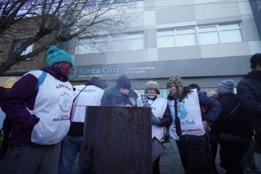 Escala la tensión por un bloqueo de ADOSAC al edificio del Consejo de Educación