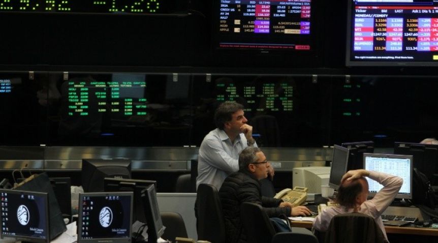 Día D: se dispara el riesgo país, caen acciones y hay expectativa por el dólar