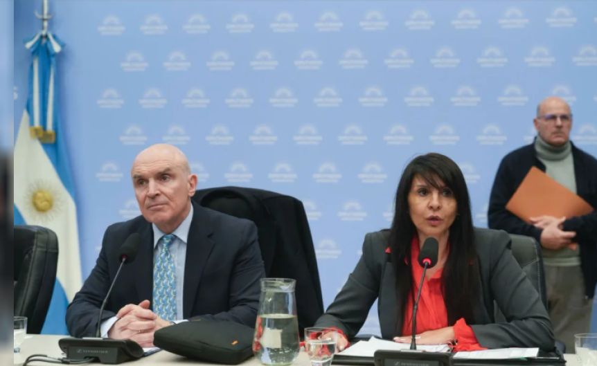 Dos diputados acorralan a Villaverde con proyectos para que dé un paso al costado