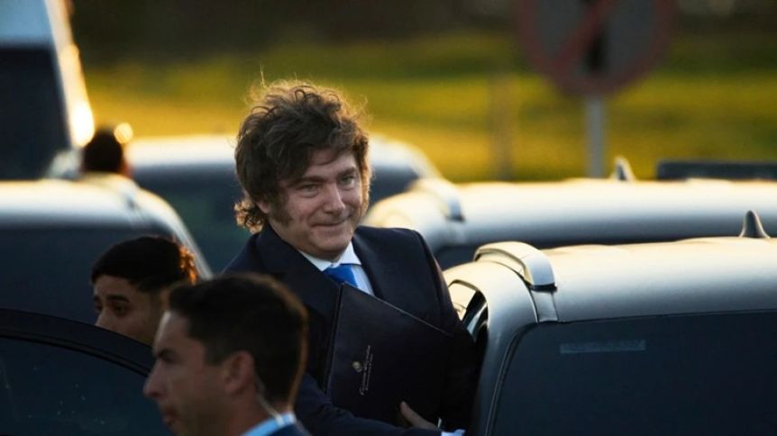 Hasta el tanque le dijo basta: Milei votó pero en el camino tuvo que parar a cargar nafta