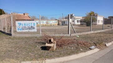 Escracharon a una concejal de Allen tirando basura en una institución para la Niñez