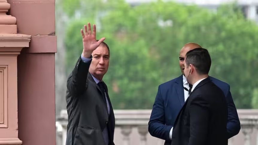 Sin nombramiento, Santilli debuta como ministro y recibe a Nacho Torres