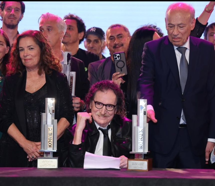 Charly García recibió el Konex de Brillante en una ceremonia que reunió a grandes figuras de la música popular