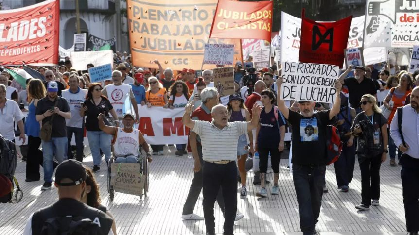 Los jubilados volvieron a marchar y entregaron un petitorio contra el ajuste