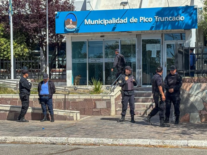 Tensión en Pico Truncado: desocupados tomaron el municipio y debió intervenir la Policía