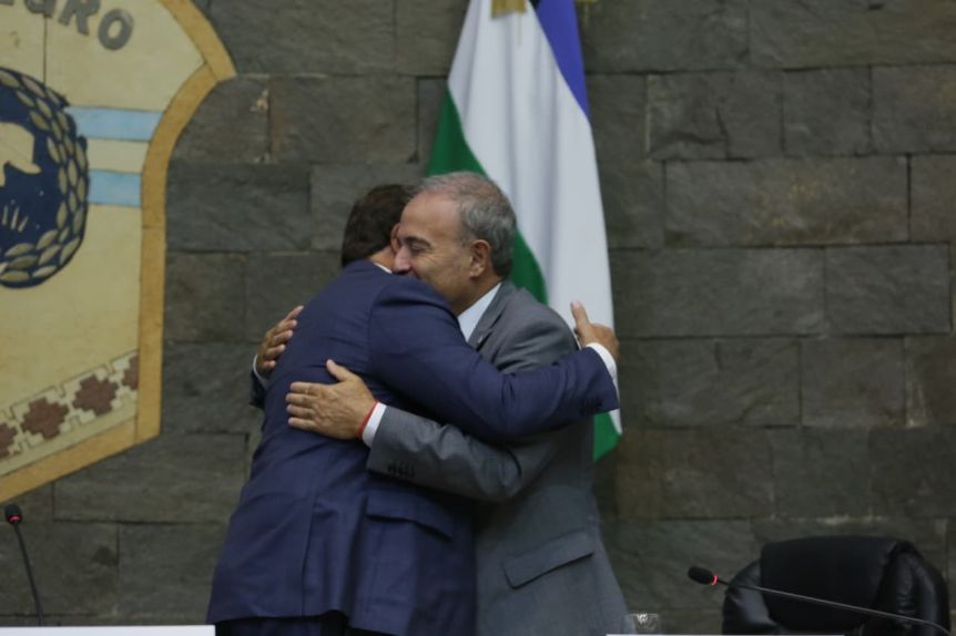 Un abrazo y una sonrisa: ¿fin de la guerra fría entre Weretilneck y Pesatti?