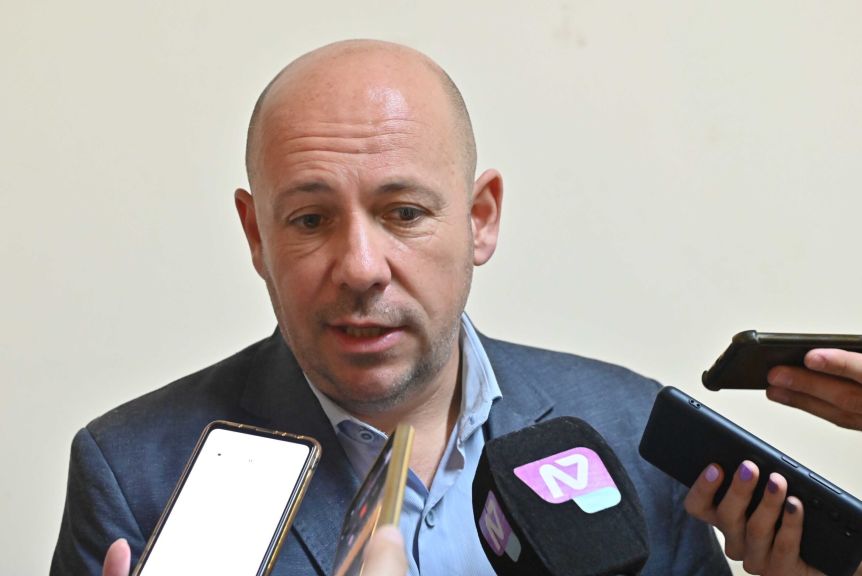 Atacaron a Ricardo Sastre en Puerto Madryn: persecución, choque y amenazas con arma