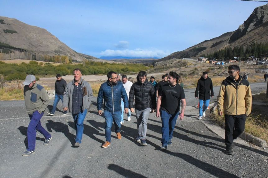 Torres pasó por Esquel con anuncios de servicios, capacitación y refuerzo para Bomberos