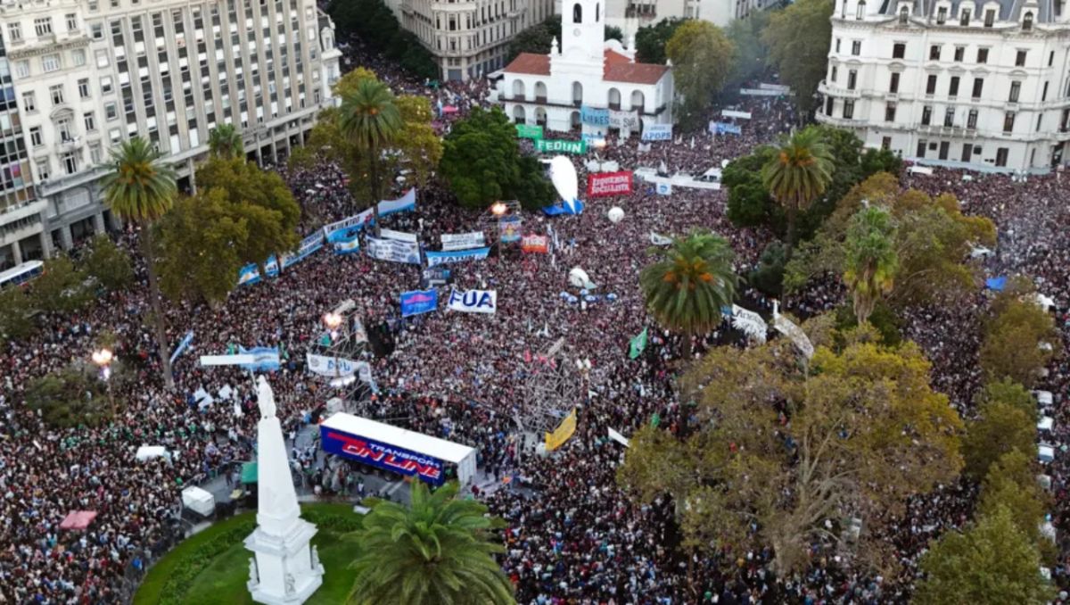 Las columnas llegan la Plaza y se espera una multitud para pedir por el financiamiento