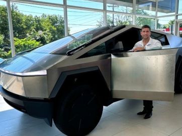 Quintar llegó al Congreso con su Tesla Cybertruck