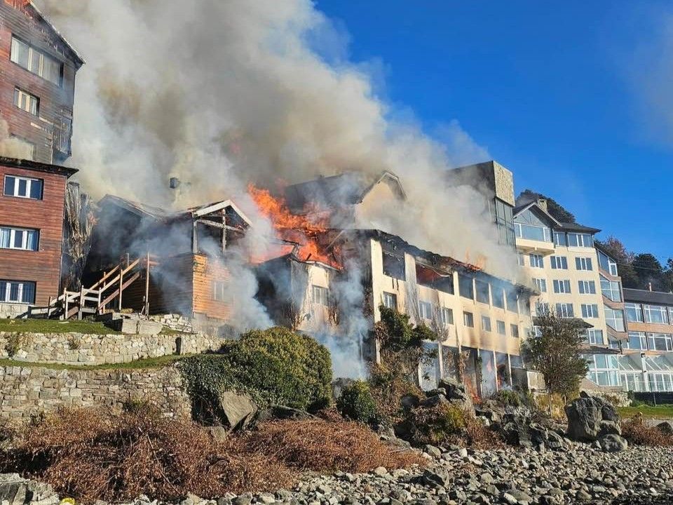 Un voraz incendio destruyó gran parte del histórico Hotel Huemul en Bariloche
