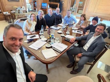Adorni juntó a Menem con Caputo y todos sonrieron para la foto
