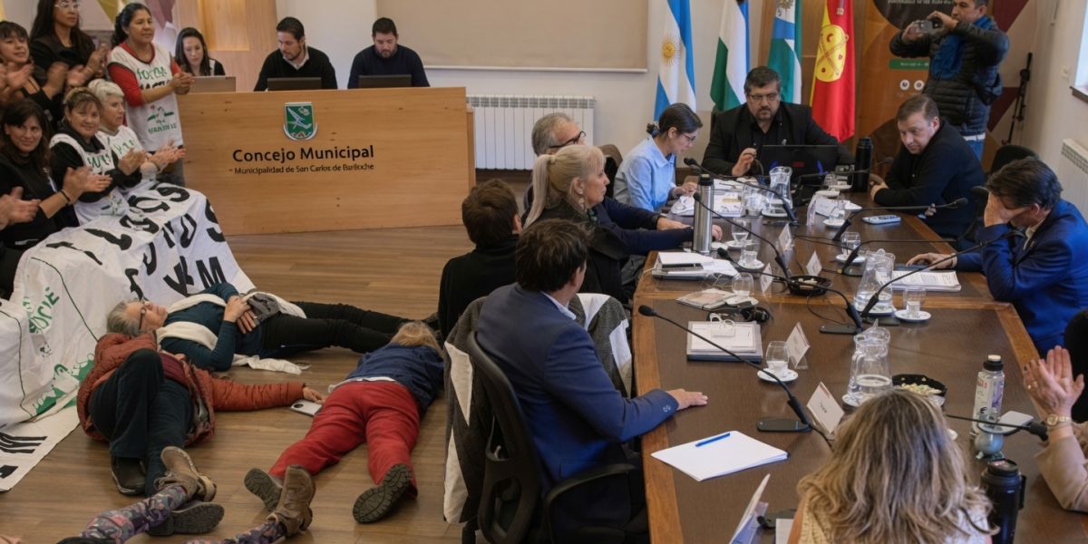 Quedó firme el veto al Centro de Adultos Mayores y jubiladas protestaron en el suelo