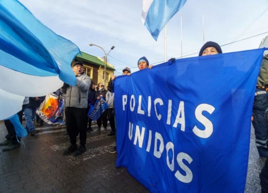 Un sector disidente de la policía continúa con las protestas pese a la convocatoria a la mesa salarial