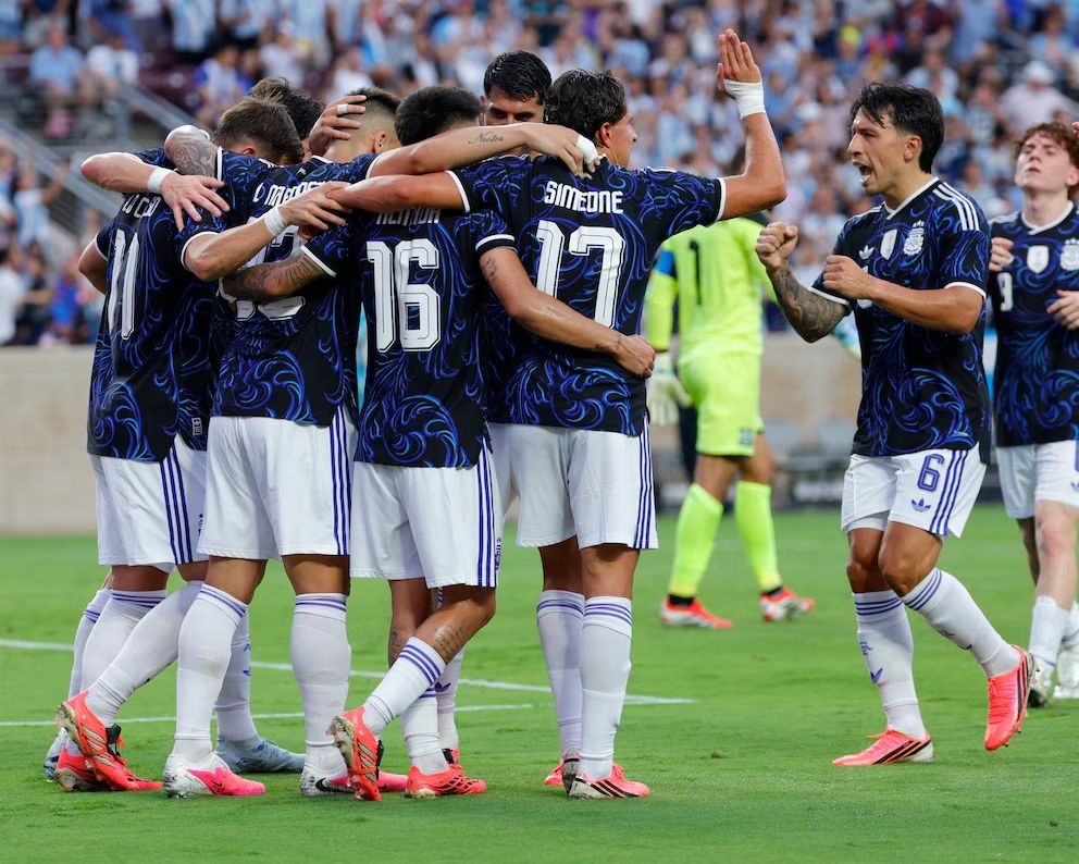 Con varias caras nuevas y un insólito blooper, Argentina inició la recta final hacia el Mundial