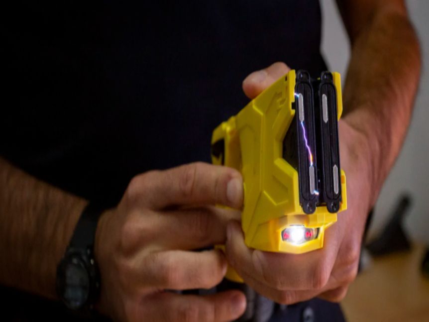 Río Negro habilitó el uso de pistolas Taser para las fuerzas provinciales
