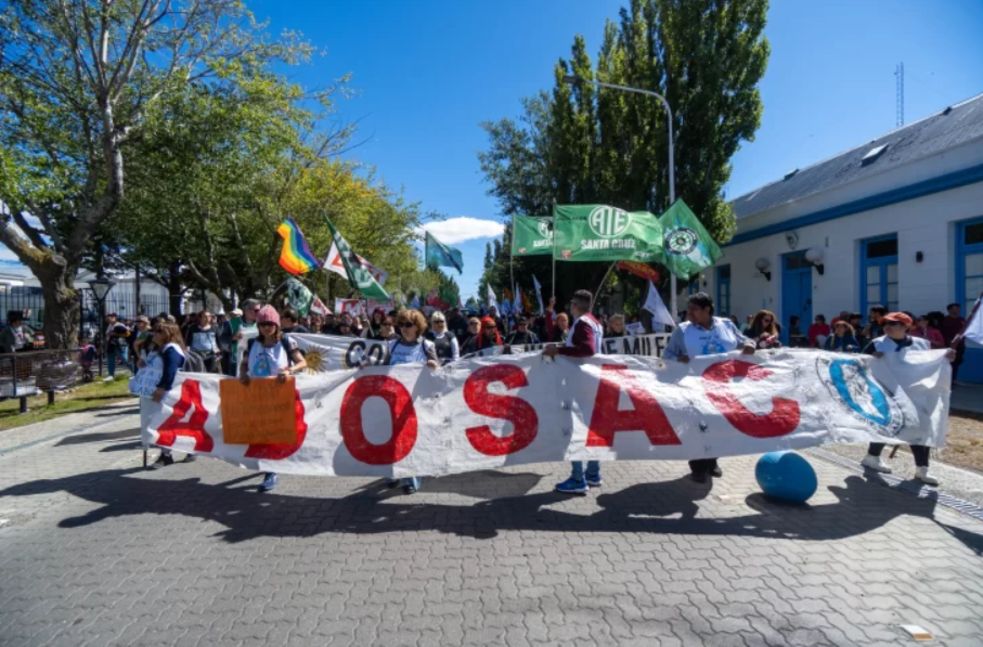 ADOSAC anunció un paro de 72 horas tras rechazar la oferta salarial del Gobierno