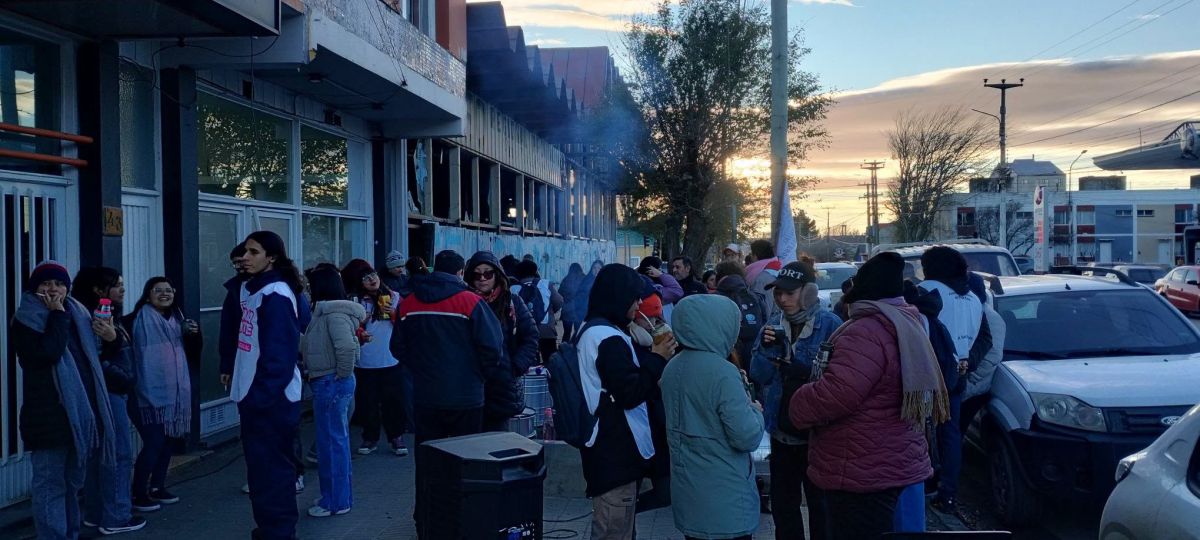 Paritaria docente: el Gobierno ratificó su oferta, AMET aceptó y ADOSAC la someterá a consulta