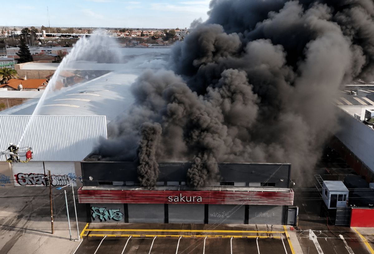 Un voraz incendio destruyó por completo el depósito de la firma Sakura