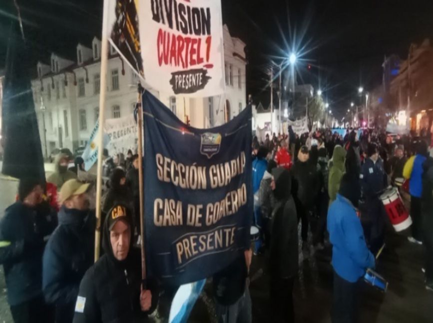 Policías de Santa Cruz mantienen el acampe tras el cierre de la negociación salarial