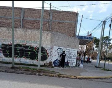 Indignación en la UCR de Allen porque taparon un mural de Alfonsín con la bandera de Argentina