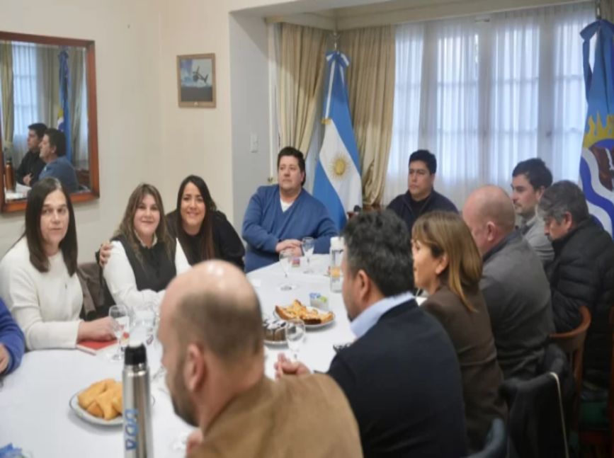 Vidal encabezó una reunión de gabinete ampliada y sumó a intendentes