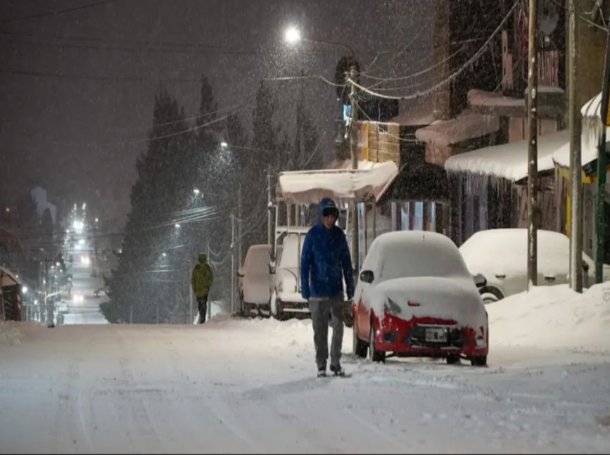 Sigue nevando en Bariloche: lanzaron una alerta y suspendieron las clases