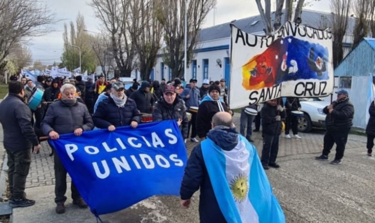 Un grupo de diputados buscan evitar sanciones a policías por el conflicto salarial