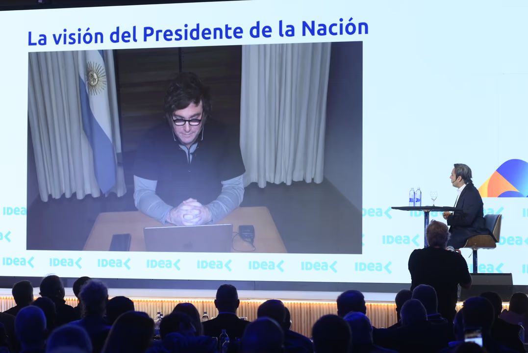Milei dijo que su único rival es él mismo y que, si no lo votan, los argentinos “pagarán”