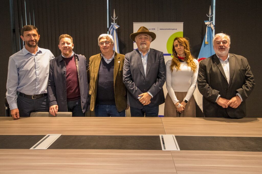 Othar gambetea la interna, abre la puerta de la ciudad y mira de reojo el 2027