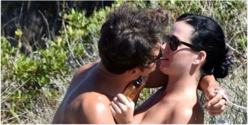 Sin nada de ropa, Orlando Bloom disfrutó del mar junto a Katy Perry