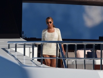 Beyoncé causa revuelo con su clavado en el Mar Tirreno