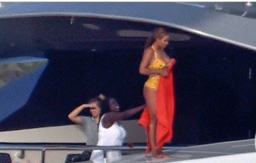 Beyoncé causa revuelo con su clavado en el Mar Tirreno