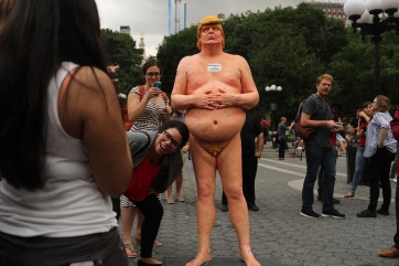 Estatuas de Donald Trump desnudo en cinco ciudades
