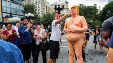 Estatuas de Donald Trump desnudo en cinco ciudades