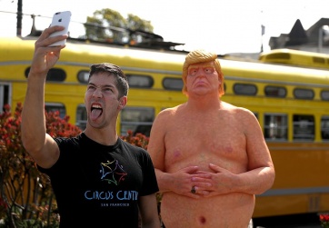 Estatuas de Donald Trump desnudo en cinco ciudades