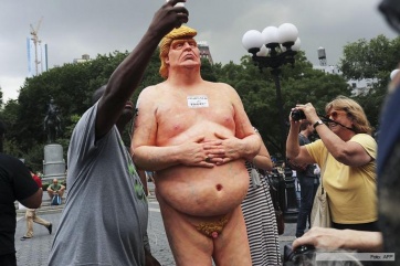 Estatuas de Donald Trump desnudo en cinco ciudades