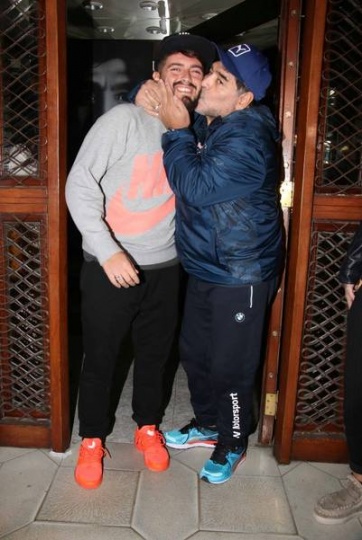 El reencuentro entre Diego Maradona y Diego Jr.: besos y abrazo