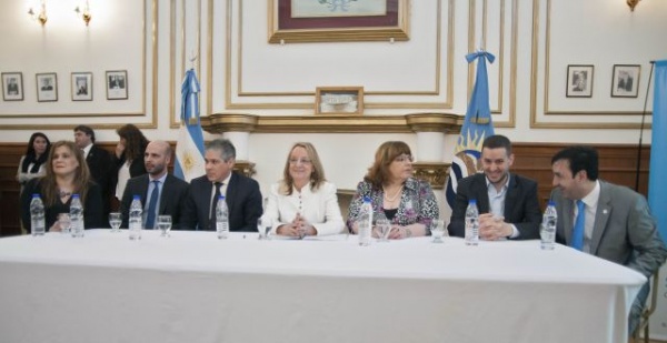 Sindicalistas e intendentes destacan anuncios de viviendas