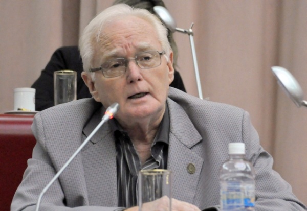 Das Neves mete mano y suma a Petersen y Carrasco