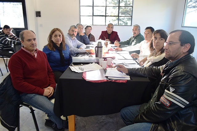 Los une el espanto: FpV y Cambiemos reclaman a YPF