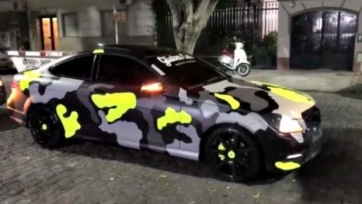 ¿Qué famoso maneja este Mercedes camuflado en Buenos Aires?