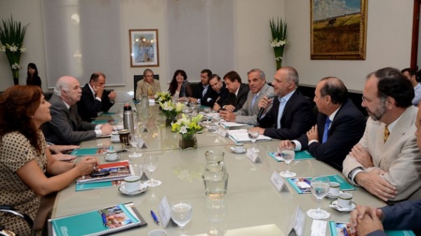 Sapag firmó aporte para zonas afectadas por cenizas