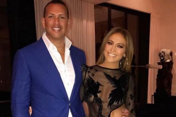 Jennifer Lopez en su cumpleaños: transparencias y sin ropa interior
