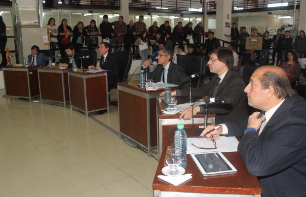 Siguen los cruces por el no a Giubetich en el Concejo