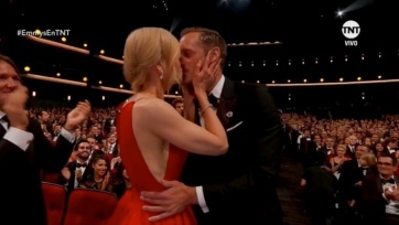Nicole Kidman besó en la boca a su compañero de serie